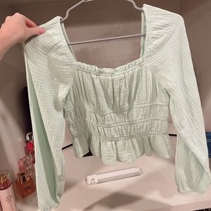 Super cute green puff sleeve cropped shirt!